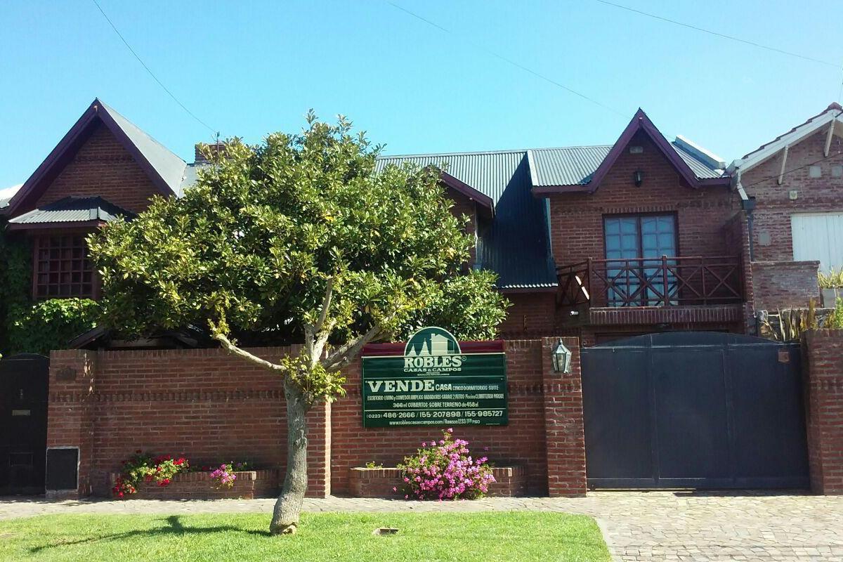 Chalet 8 amb, 366m² con cochera y pileta — Constitución
