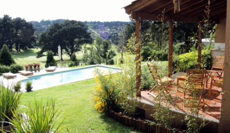 Complejo de dos cabañas en Sierra de los Padres, 691m² con piscina