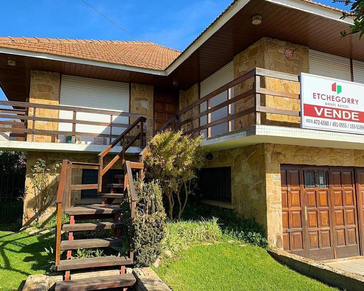 Chalet 4 amb, 340m² en Pinos de Anchorena con jardín y cochera
