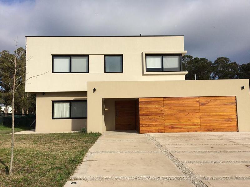 Casa 5 amb, 250m² en Barrio privado Arenas del Sur con garaje