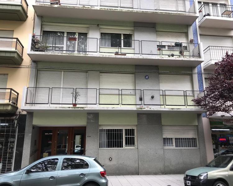 Excelente departamento de 4 ambientes con dependencia. A la calle con balcón corrido.