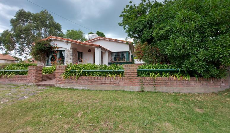 Chalet estilo colonial en barrio Alfar, 675m² con jardín y garage