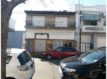 Casa · 120m² · 3 Ambientes · 1 Cochera · Casa Antigua de 2 Dormit. en 1er. Piso C/cochera en Buen Est