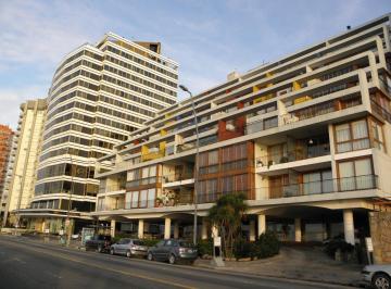 Departamento · 147m² · 4 Ambientes · 1 Cochera · Importante Triplex en Emblemático Edificio, Frente a Las Escalinatas de Playa Grande.