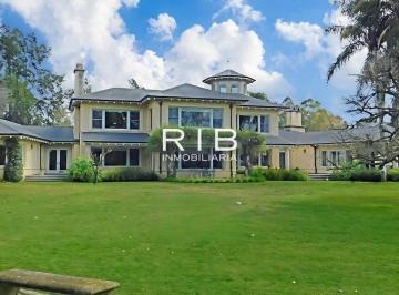 Casa · 721m² · 5 Ambientes · 2 Cocheras · Excelente Propiedad Al Golf Sobre 3000 m²