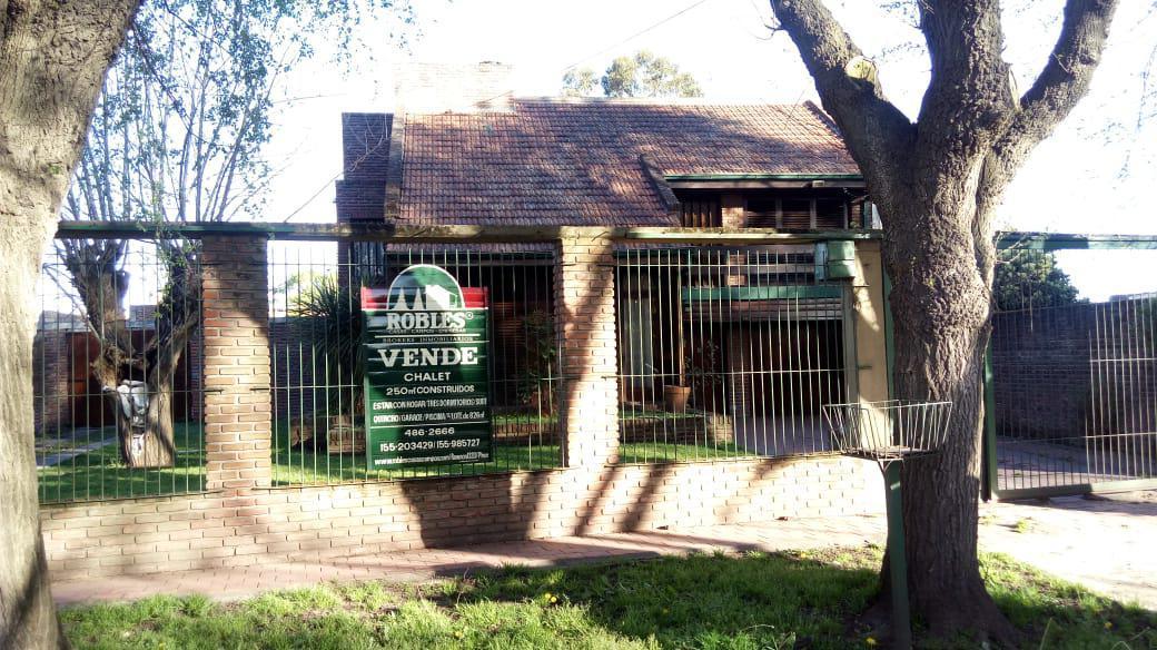Chalet 6 amb, 254m² con pileta y garage — Bosque Alegre
