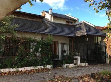 Casa · 130m² · 4 Ambientes · 1 Cochera · Excelente Casa 3 Dorm. Jardin Cochera
