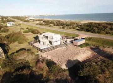 Casa · 200m² · 4 Ambientes · Casa Moderna Frente Al Mar en Venta en Punta del Este
