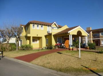 Casa · 180m² · 4 Ambientes · 1 Cochera · Excelente Casa en Lote Interno