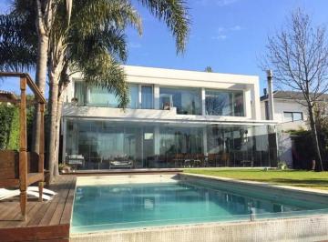Casa · 468m² · 4 Ambientes · 2 Cocheras · Casa Moderna a La Laguna Central en Venta en Santa Barbara