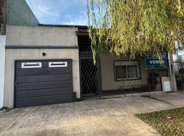 Casa de 4 ambientes, Lanús · Casa 4 Amb en Venta con Gge, Quincho, Pileta, Terraza y Fondo Libre en Lanus. Apto Credito