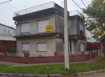 Casa · 4 Dormitorios · 1 Cochera · Iriarte 4000
