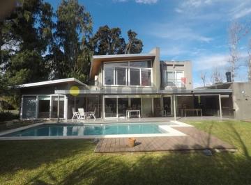 Casa · 210m² · 3 Ambientes · Moderna Propiedad con Piscina Sobre Excepcional Lote en El Carmen!