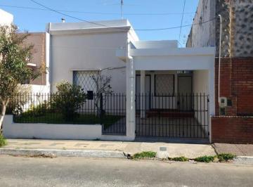 Casa · 155m² · 3 Ambientes · 1 Cochera · Casa de Tres Ambientes con Buenas Comodidades