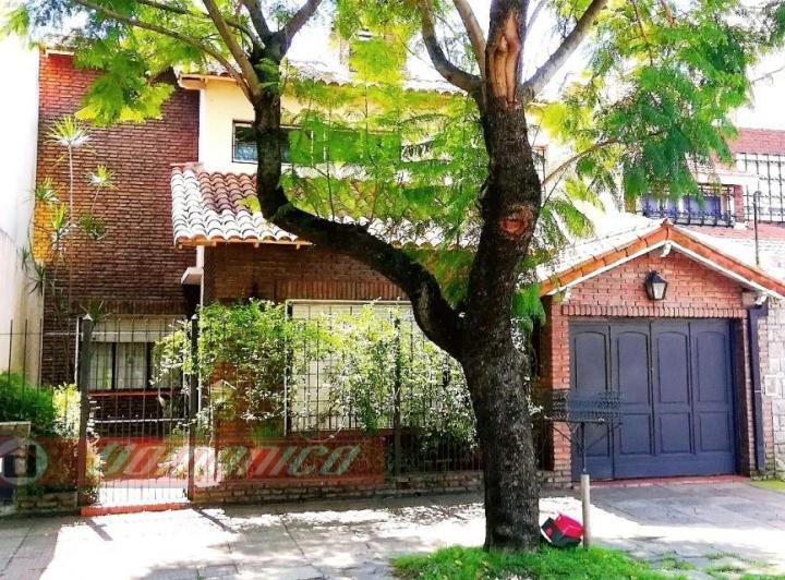 Casa · 220m² · 4 Ambientes · 3 Cocheras