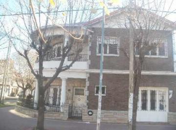 Casa · 210m² · 4 Ambientes · 1 Cochera · Chalet en Venta en Lanus Oeste