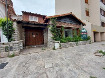 Casa · 155m² · 4 Ambientes · Chalet en Excelente Ubicación, Cercano Al Centro Comercial Güemes y Al Nuevo Shopping.
