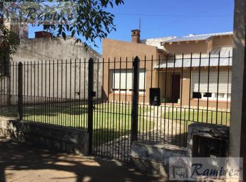 Casa · 647m² · 3 Ambientes · 2 Casas en Venta Sobre Lote 647 m², Ituzaingó Centro, Oportunidad!