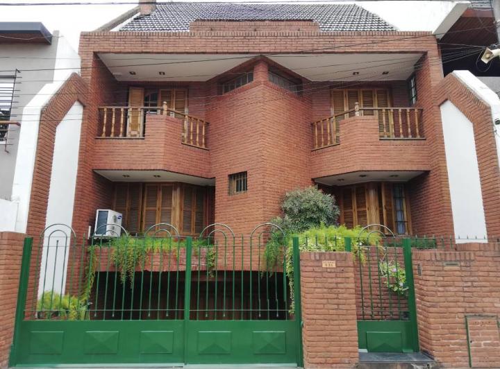 Casa · 480m² · 6 Ambientes · 4 Cocheras