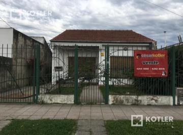 Casa · 113m² · 3 Ambientes · 1 Cochera · Chalet de 3 Amb C/entrada de Auto y Jardín en José Mármol