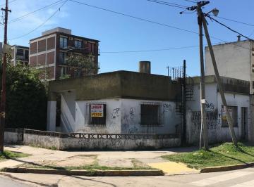 Casa · 80m² · 2 Dormitorios · ¡Nuevo Valor! Inmueble en Esquina Estrada y San Lorenzo.