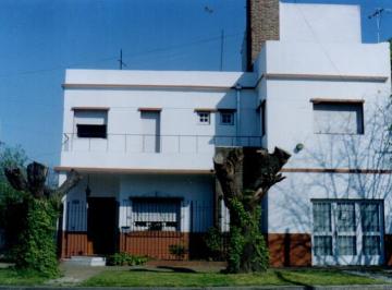 Casa · 170m² · 5 Ambientes · 2 Cocheras · Excelente Ubicacion a Reciclar