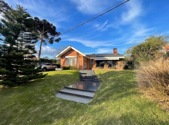 Casa · 800m² · 5 Ambientes · 1 Cochera