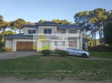 Casa · 265m² · 5 Ambientes · Temporada 2027! del Juncal 1332 "Balconeando Al Golf" Solo Grupo Familiar!
