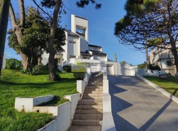 Casa · 260m² · 4 Dormitorios · Casa en Venta Zona Lasalle con Gas Natural