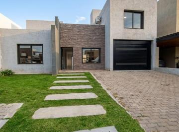 Casa Venta 250m² de 4 ambientes · Venta. Casa a Estrenar en Miradores de Manantiales Etapa 1, Escritura