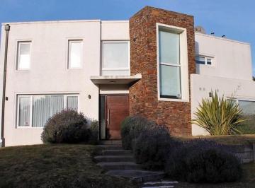 Casa · 260m² · 4 Ambientes · 1 Cochera · Casa de Playa de Estilo Racionalista en Dos Plantas.