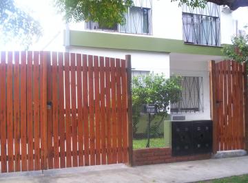 Casa · 256m² · 1 Cochera · Casa con Potencial Para Dos Familias Ubicada a 50 m de La Av Monteverd
