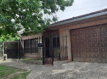 Casa de 4 ambientes, Hurlingham · Chalet con Pileta Natación en William Morris. Lote 10 X 42 m. con Renta