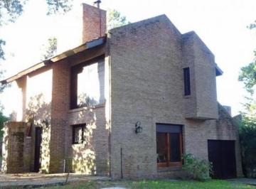 Casa · 150m² · 4 Ambientes · 1 Cochera · Chalet Tradicional en Dos Plantas Ubicado a 400 m del Mar.