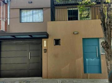 Casa · 200m² · 5 Ambientes · 1 Cochera · Venta - Casa 5 Amb. en Beccar, 3 Plantas, Pileta y Cochera