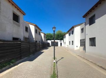 Casa · 97m² · 2 Dormitorios · 1 Cochera · Excelente Unidad Duplex Tres Ambientes con Patio y Garaje