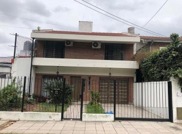 Casa · 153m² · 4 Ambientes · 1 Cochera · Excelente Chalet en Venta en Muy Buena Ubicación!