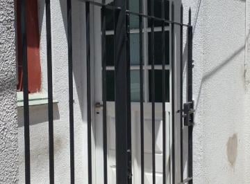 PH de 2 ambientes, Lomas de Zamora · Tipo Casa 2 Amb. con Patio y Sin Expensas - Sobre Av Alsina