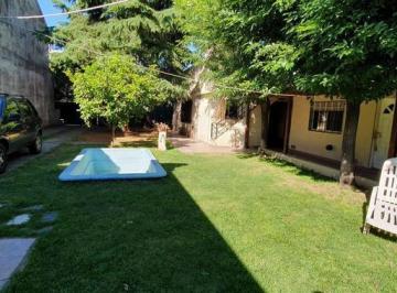Casa · 135m² · 5 Ambientes · 4 Cocheras · Propiedad con Amplio Lote