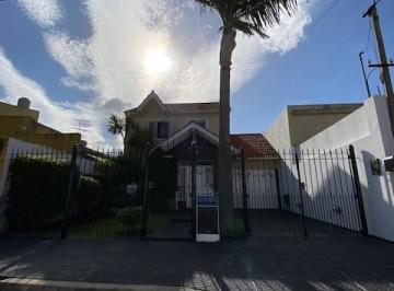 Casa · 126m² · 4 Ambientes · 1 Cochera · Casa - Banfield Oeste