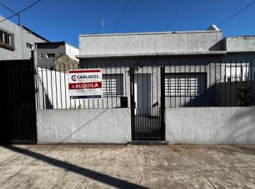 Casa · 102m² · 2 Ambientes · 1 Cochera · Casa en Alquiler 2 Ambientes en Ituzaingo Norte