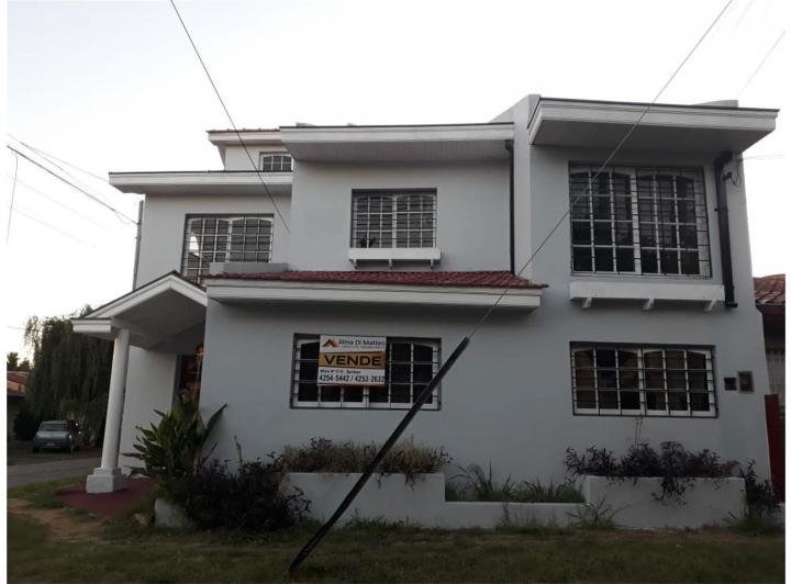 Casa · 220m² · 5 Ambientes · 1 Cochera
