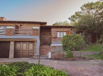 Casa · 169m² · 4 Ambientes · 2 Cocheras · Gran Casa a Tan Solo 1 Cuadra del Mar Sobre Paseo 141 - Villa Gesell