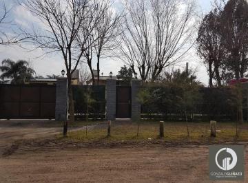 Casa · 300m² · 6 Ambientes · 1 Cochera · Casa de 5 Dorm. - con Pileta - Quincho - Cava Para Vinos - Funes
