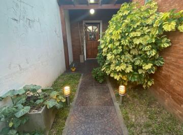 Casa · 205m² · 3 Dormitorios · 1 Cochera · Excelente Casa de 3 Dorm. con Garaje y Amplio Patio