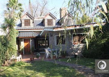 Casa · 240m² · 6 Ambientes · 3 Cocheras · Casa en Venta - 4 Dorm. - Fisherton Tradicional