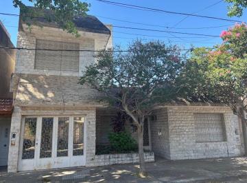 Casa de 5 ambientes, Rosario · Venta - Arroyito - Casa de 4 Dorm. con Cochera, Patio y Pileta.