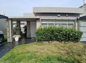 Casa · 195m² · 6 Ambientes · 2 Cocheras · Casa en Venta en Barrio Parque Capital