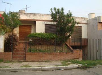 Casa de 5 ambientes, Lomas de Zamora · Venta de Casa en Temperley: Comoda Casa 4 Ambientes, con Cochera, Fondo