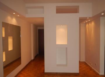 Entrada y peueño espacio estudio dentro del living · Departamento en Recoleta. Balcon Al Frente y Cochera Fija